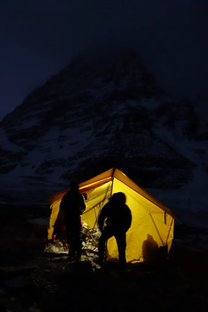Préparation matinale au Népal dans les sommets de l'Himalaya