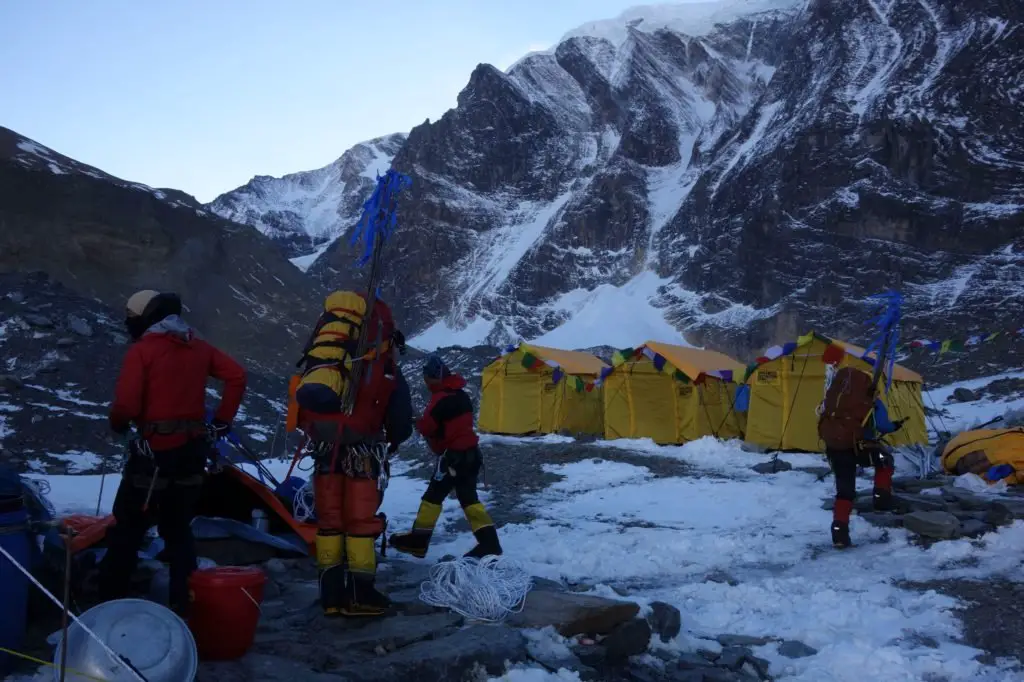 Les sherpas s’équipent pour installer le camp 