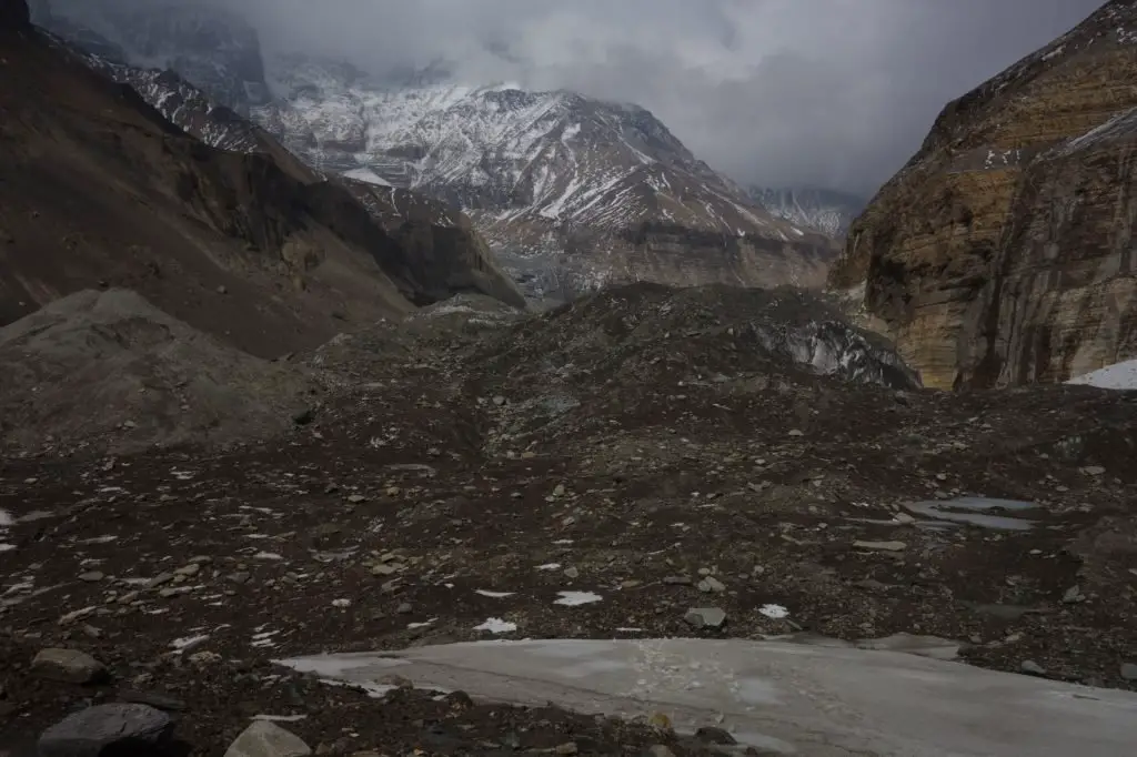 Seul dans l’immensité de glace et de roche