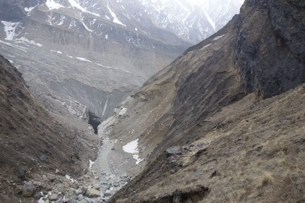 La traversée maudite avec vue sur le gouffre au Népal