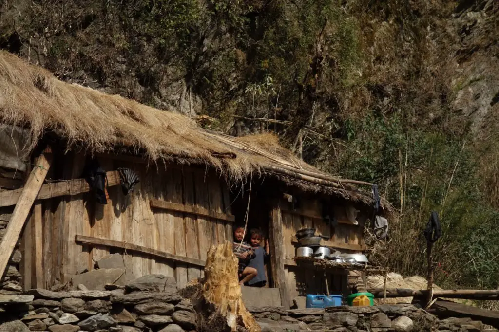 Petite maison dans le village au Népal