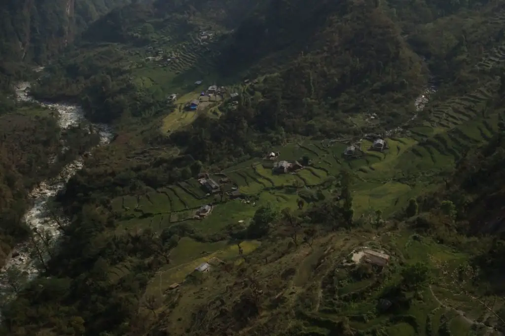 Cultures en terrasse en fond de vallée au Népal
