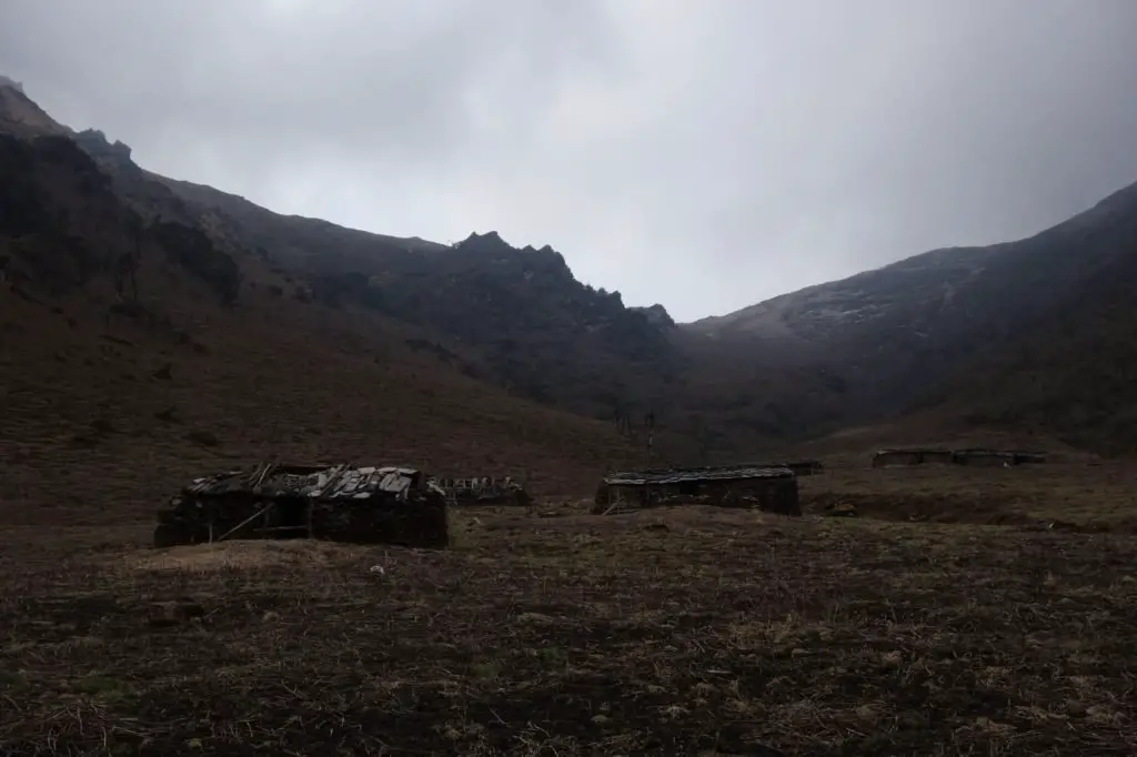 Ambiance lugubre de l’autre côté de la vallée