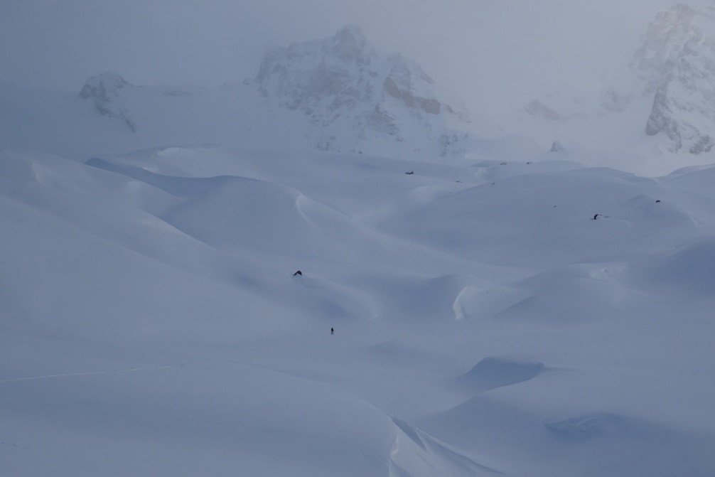 Dans le désert blanc du Val d'Aoste en Italie 