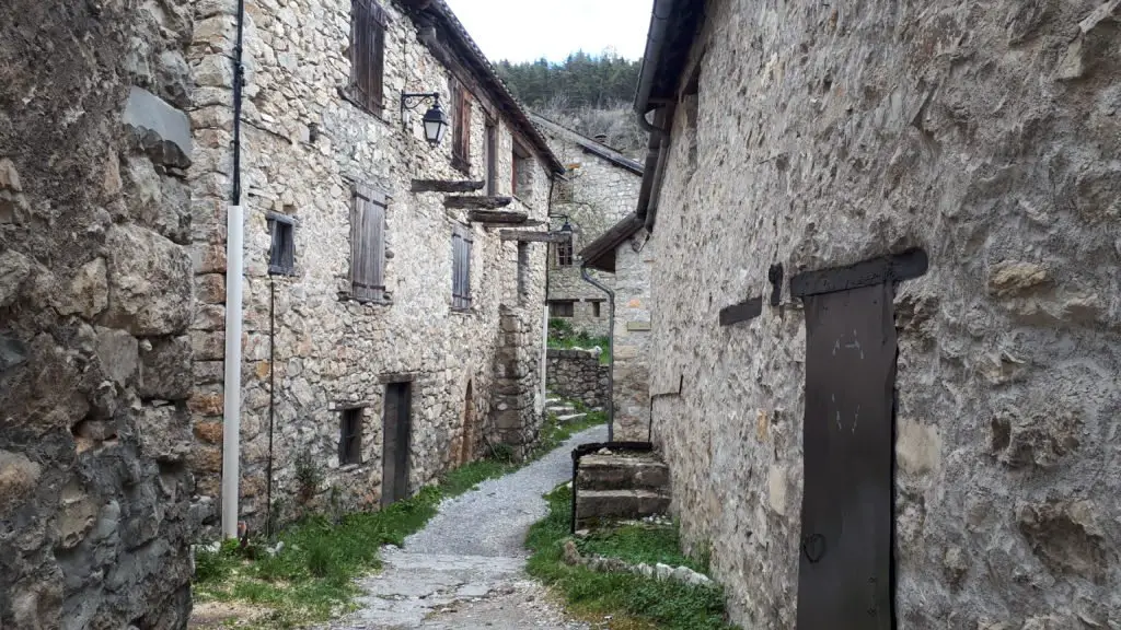 Dans les rues de Peyresq en Haute-Provence