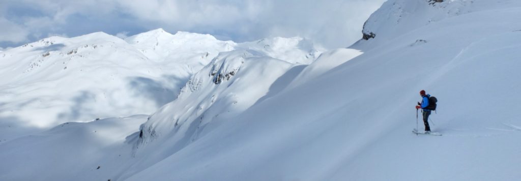 David profite de la vue slendide dans les sommets du grand paradis avant de s’élancer dans la pente