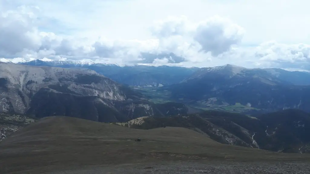 Depuis la montagne de Tournon je vois le lac des Sagnes où je vais dormir cette nuit