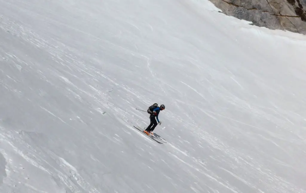 Descente à ski cherchant de la neige fraîche au Vignemale