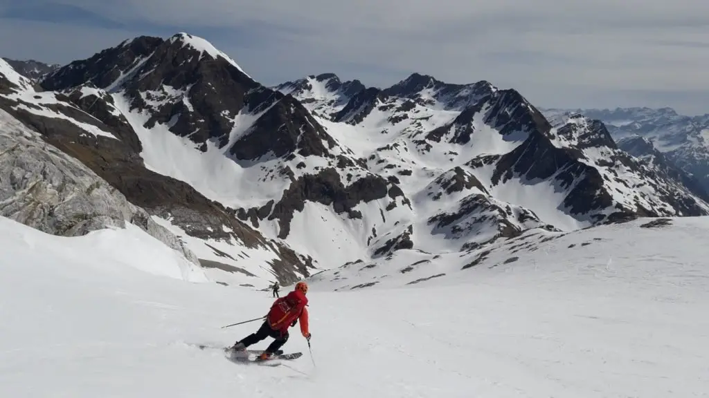 Descente des pentes enneigés du Vignemale 