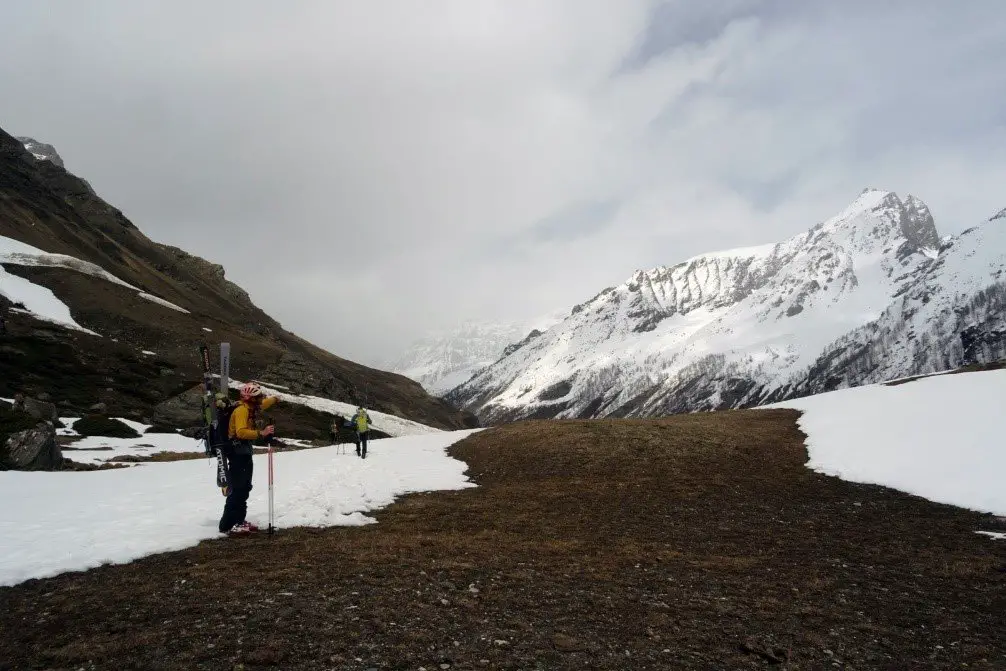 Descente en vallée, on voit que le printemps commence à prendre le dessus sur l'hiver