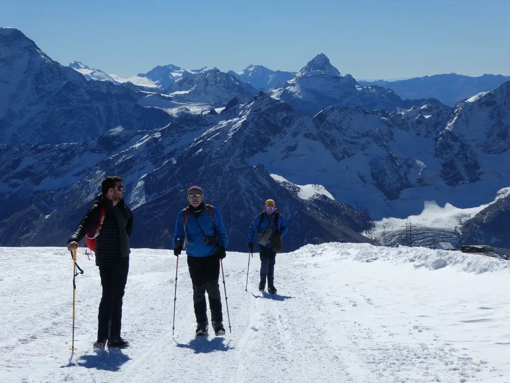 Partie du groupe pour l'ascension de l'Elbrus : en montant au mémorial