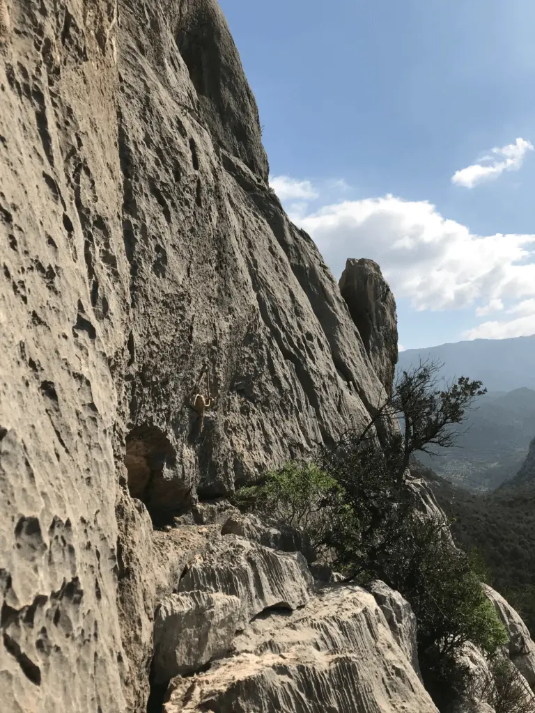 En pleine grimpe en Italie sur l'île de Sardaigne