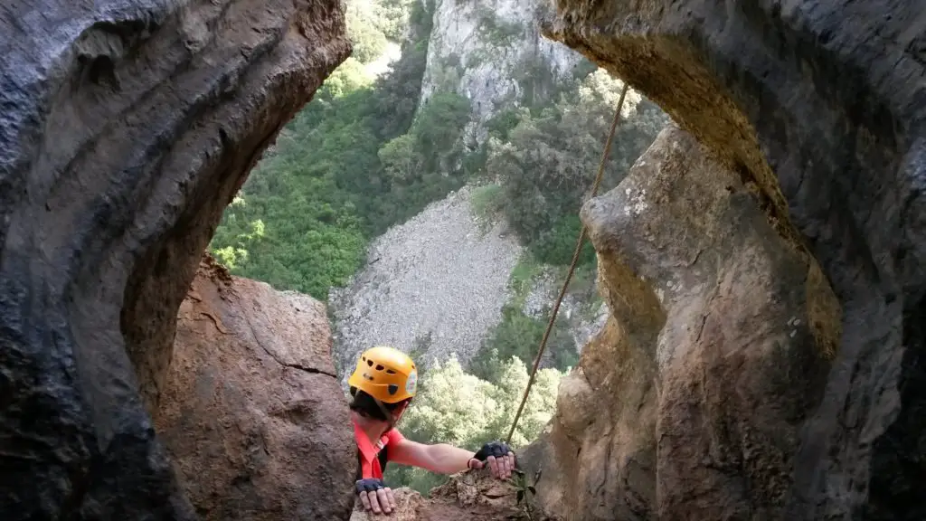 Entrée de la grotte en Sardaigne en Italie
