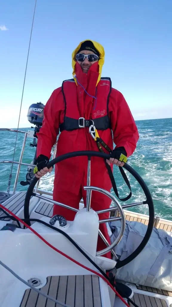 Eric à la barre pendant la navigation en Bretagne