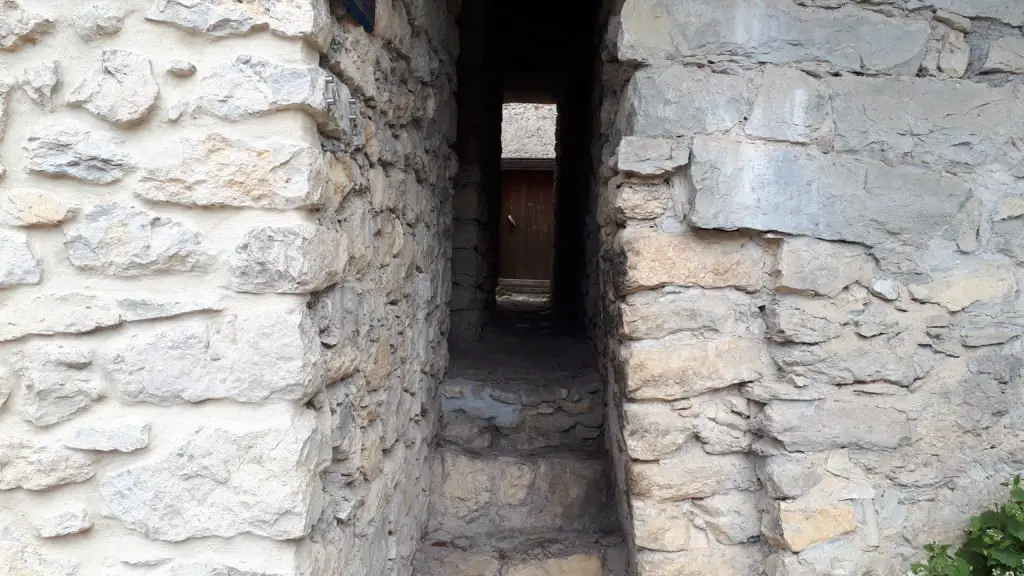 Etroite ruelle de Peyresq dans les Alpes