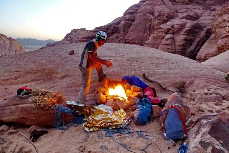 Feu de camp après la grimpe en Jordanie dans le désert