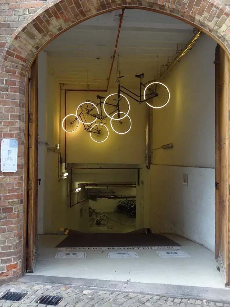 Garage à vélos urbain (Bruges, Belgique)