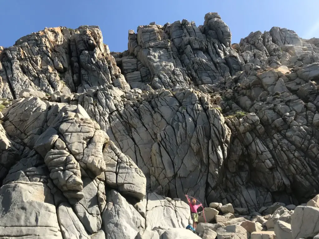 Grimpe dans les rochers de Sardaigne