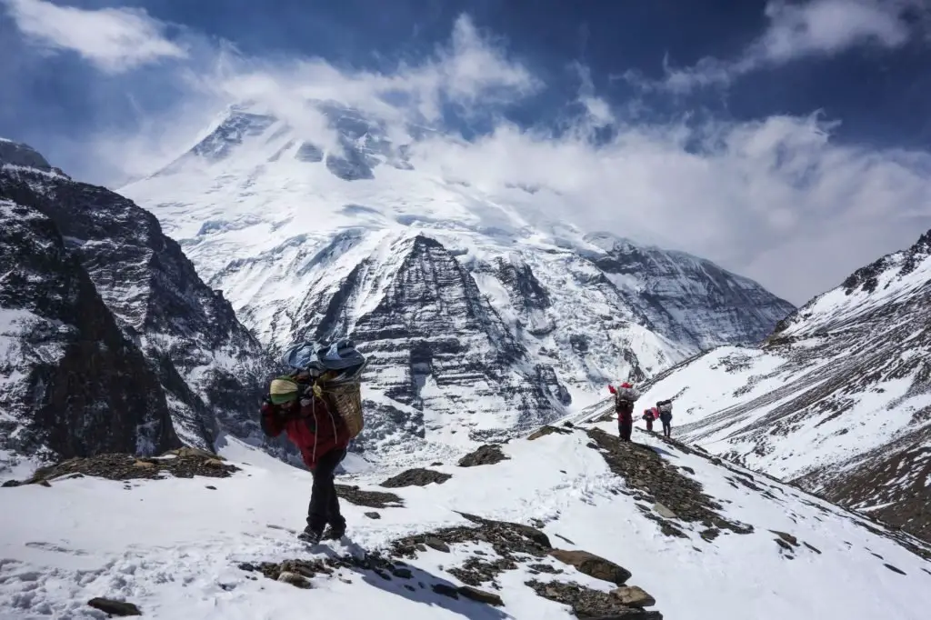 Les porteurs rejoignent le french pass sous l’œil imposant du Dhaulagiri