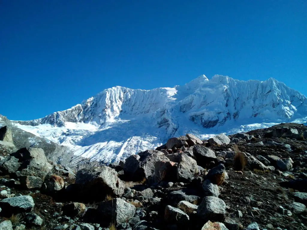 Vue incroyable du paysage sur la cordillère blanche au pérou