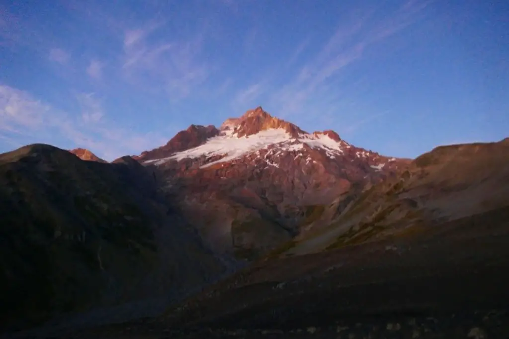La sierra Velluda au lever du soleil en amérique du sud lors du trek au chili