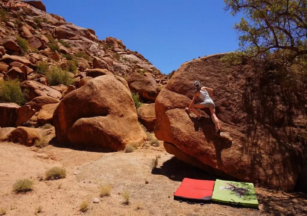 Laureline sur un bloc à Tazka lors de l'escalade de bloc à Tafraoute