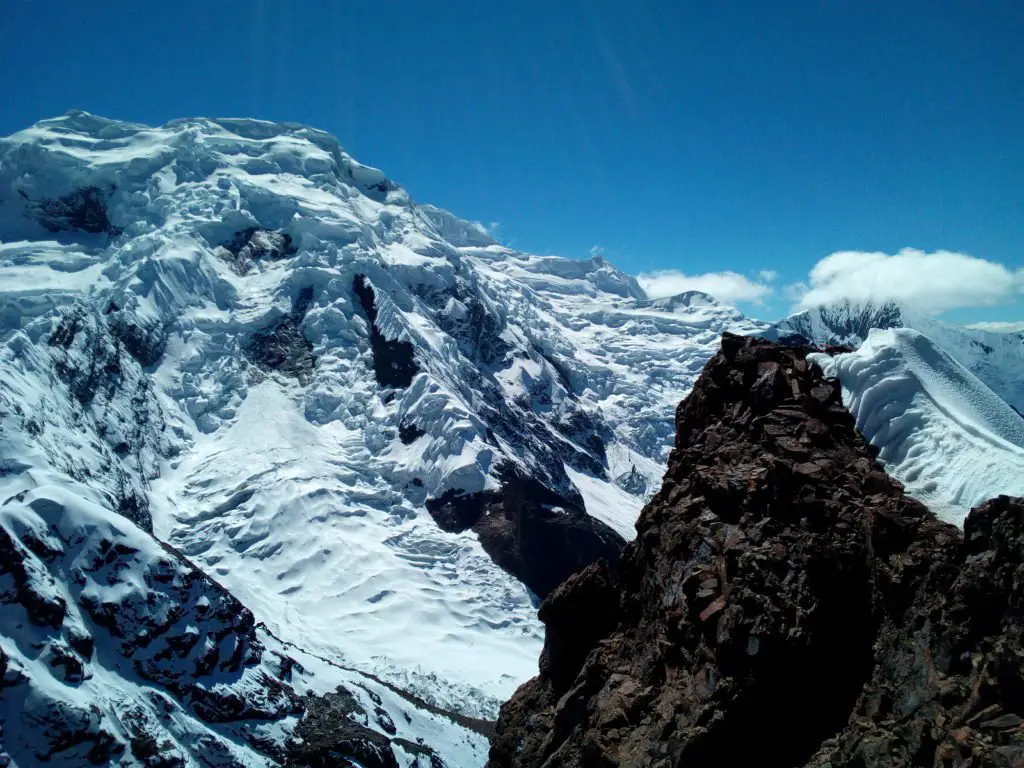 Le Pucaranra vue du sommet dans la cordillère du Pérou