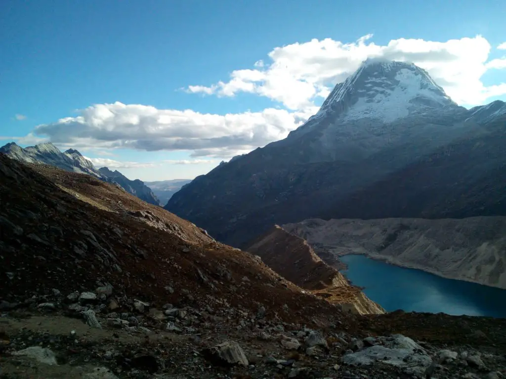 Le lac du fond de la vallée dans la cordillère blanche lors de mon séjour au Pérou