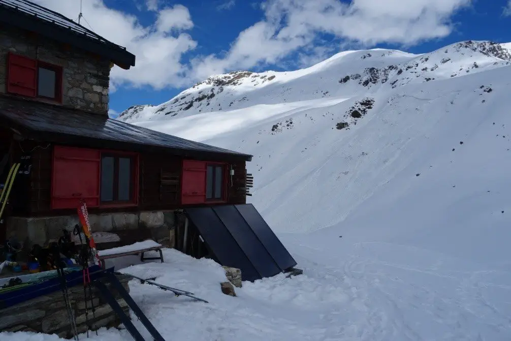 Le refuge et la belle plaque qui s'est décrochée sur une pente raide toute proche