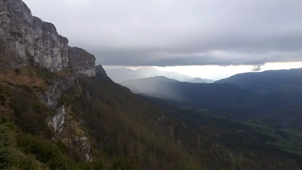 Le soleil joue encore avec les nuages dans les Alpes