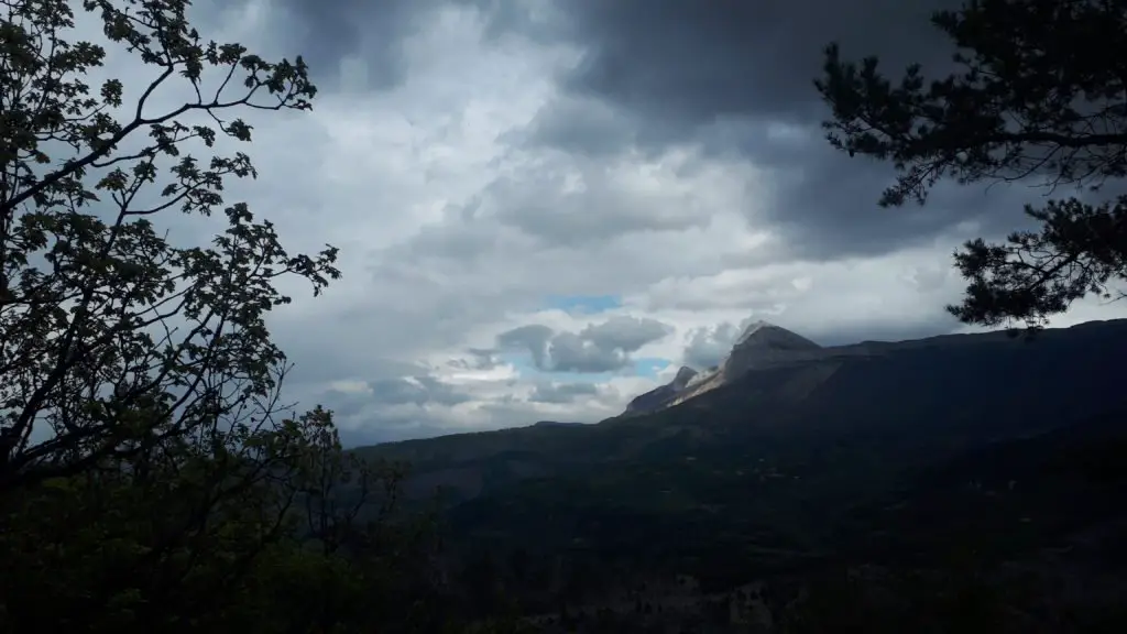 Le soleil résiste encore un peu sur le sommet du Couard