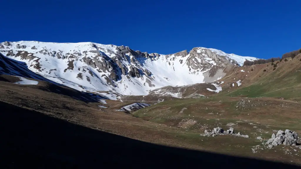 Le talus composé des scories de l’ancien glacier et une petite cabane dans les pâturages de Clapouse