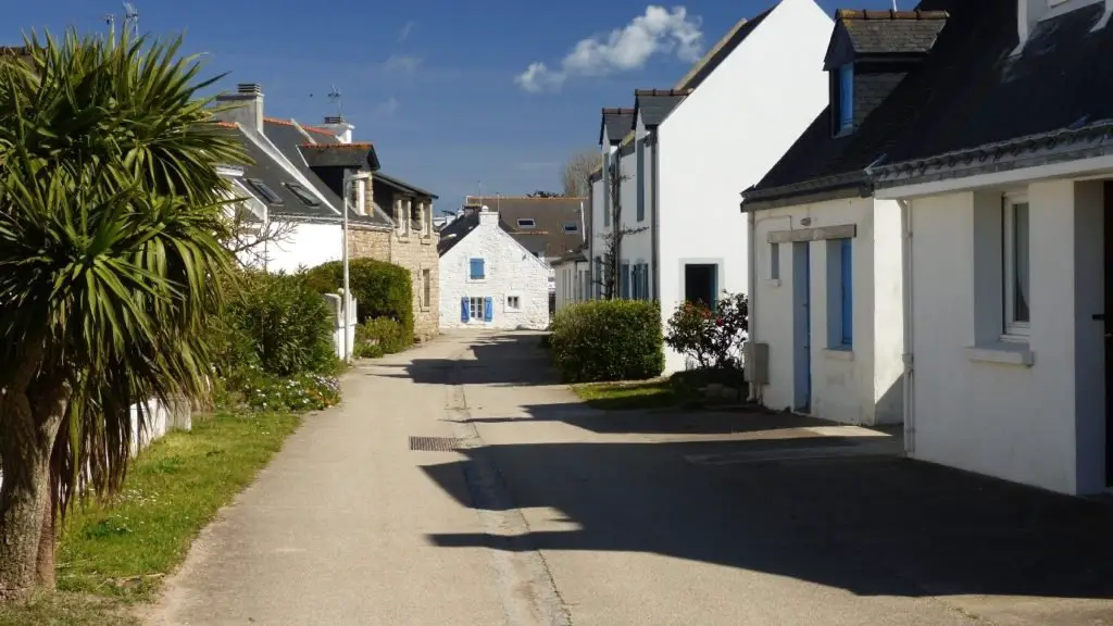 Les ruelles du village de l'Île d'Houat en Bretagne