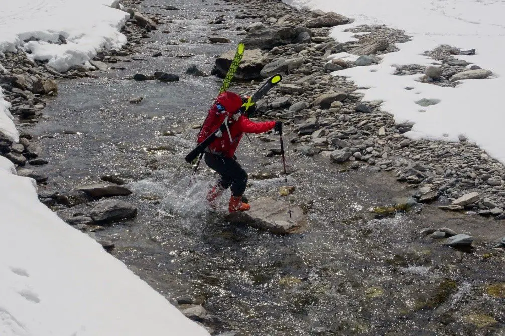 Marine traversant un ruisseau dans le massif du grand paradis dans le val d'aoste