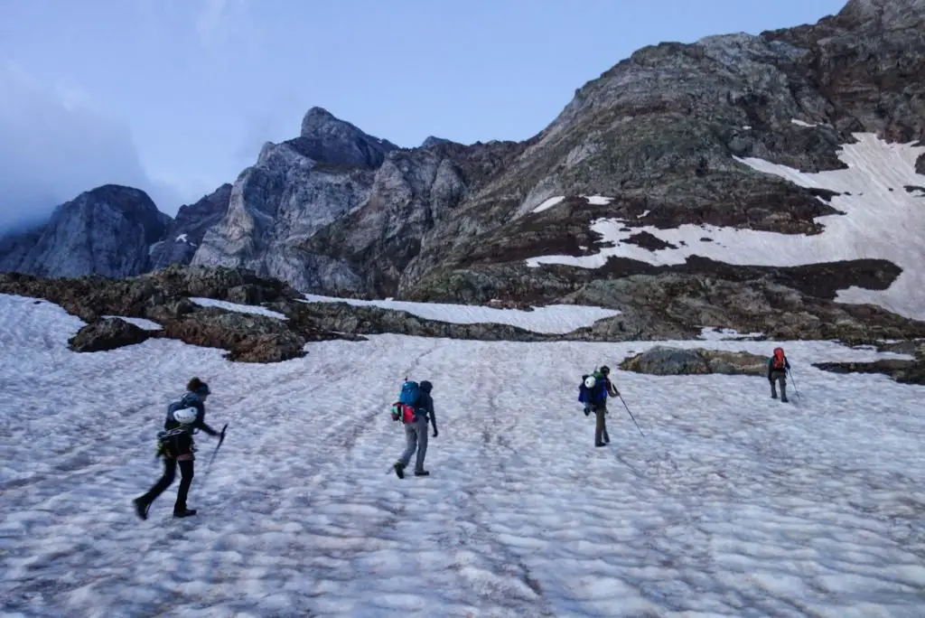 Montée au col à l’aube dans les montagnes du Vignemale en Hautes-Pyrénées