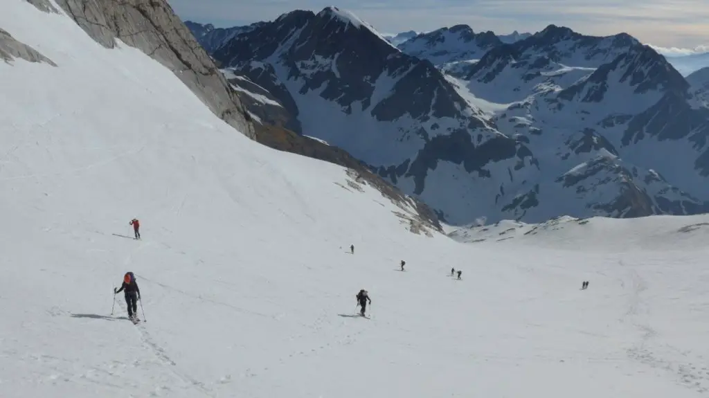 Montée sur le glacier au pied de la face de la Pique Longue