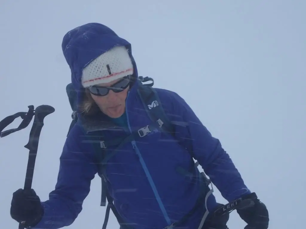 Nathalie participant au ski de randonnée aux lofoten dans la tempête