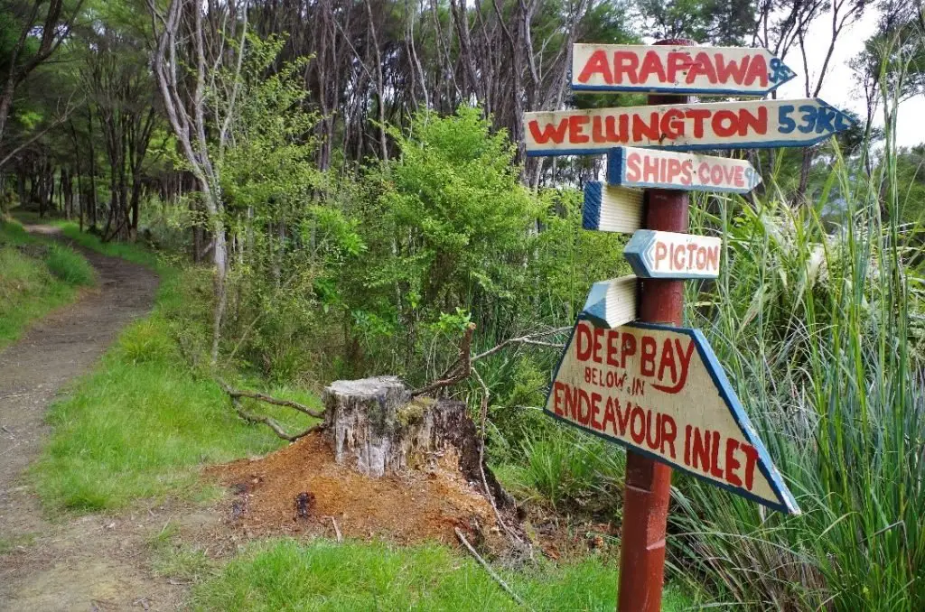 Panneau de direction à Totaranui Viewpoint