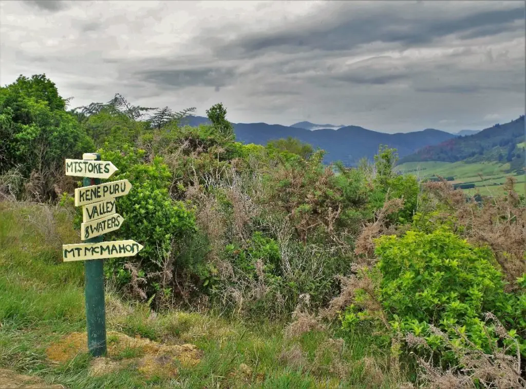 Panneaux de direction à Gatenby Gulch en Nouvelle-Zélande