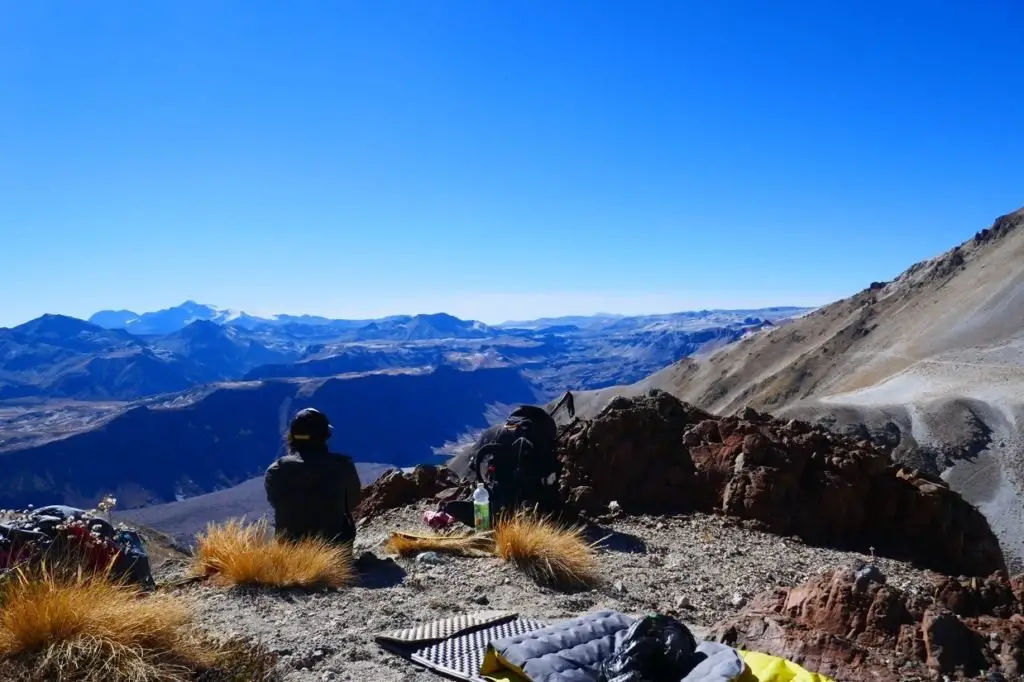 Pause au dessus de diverses falaises de la cordillère des andes en amérique du sud