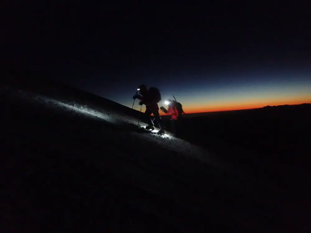 Ascension du mont Elbruz un peu avant le lever du soleil
