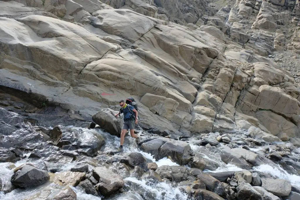 La traversée du ruisseau du Taillon pendant notre randonnée dans les Pyrénées