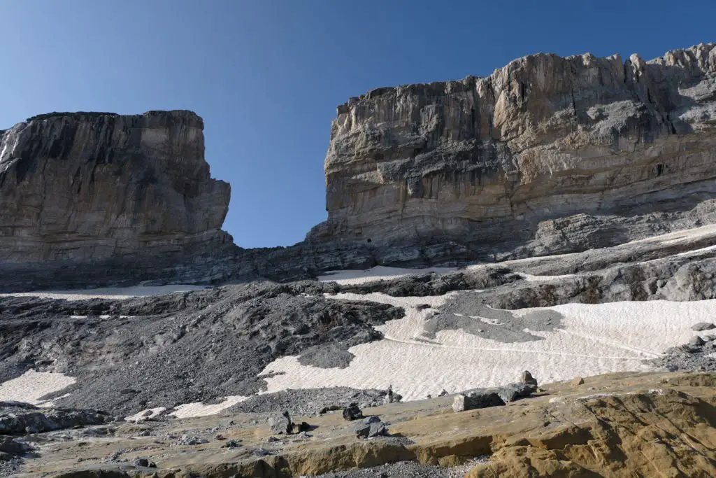 Vue sur la Brèche de Roland depuis le refuge