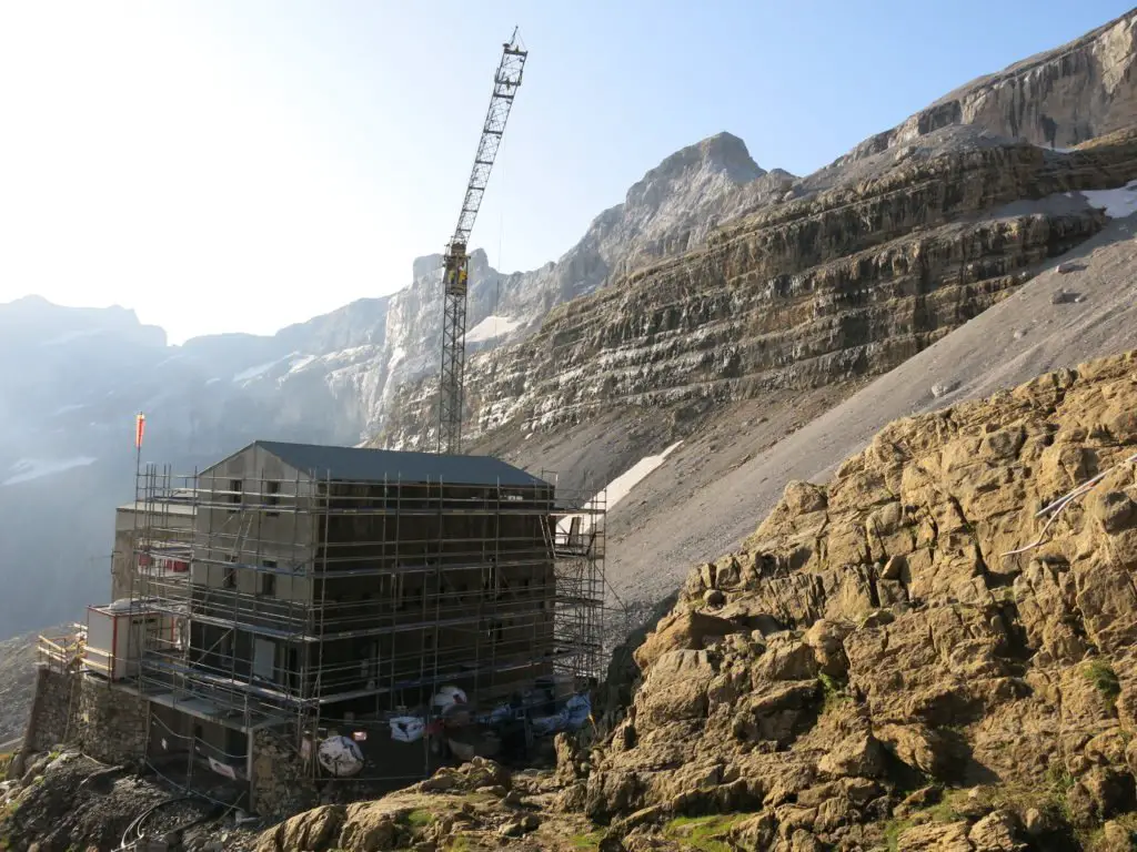 Le refuge de la brèche de roland en travaux