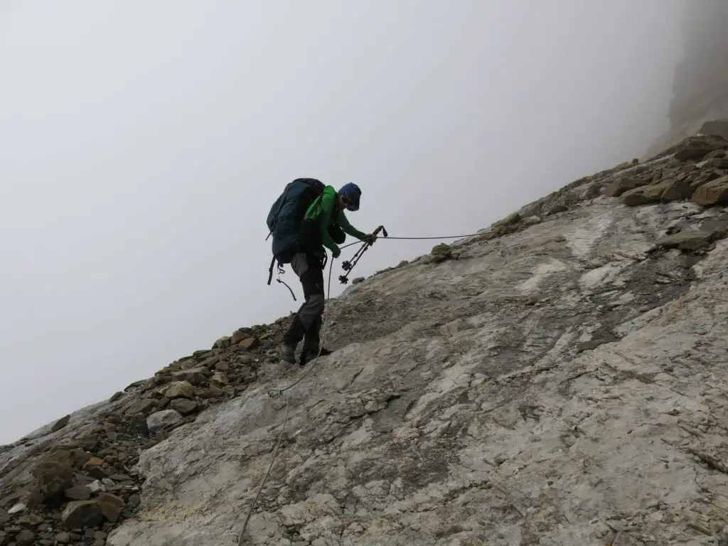 descente en direction de la vallée de la Pineta avec un passage avec chaine dans le brouillard