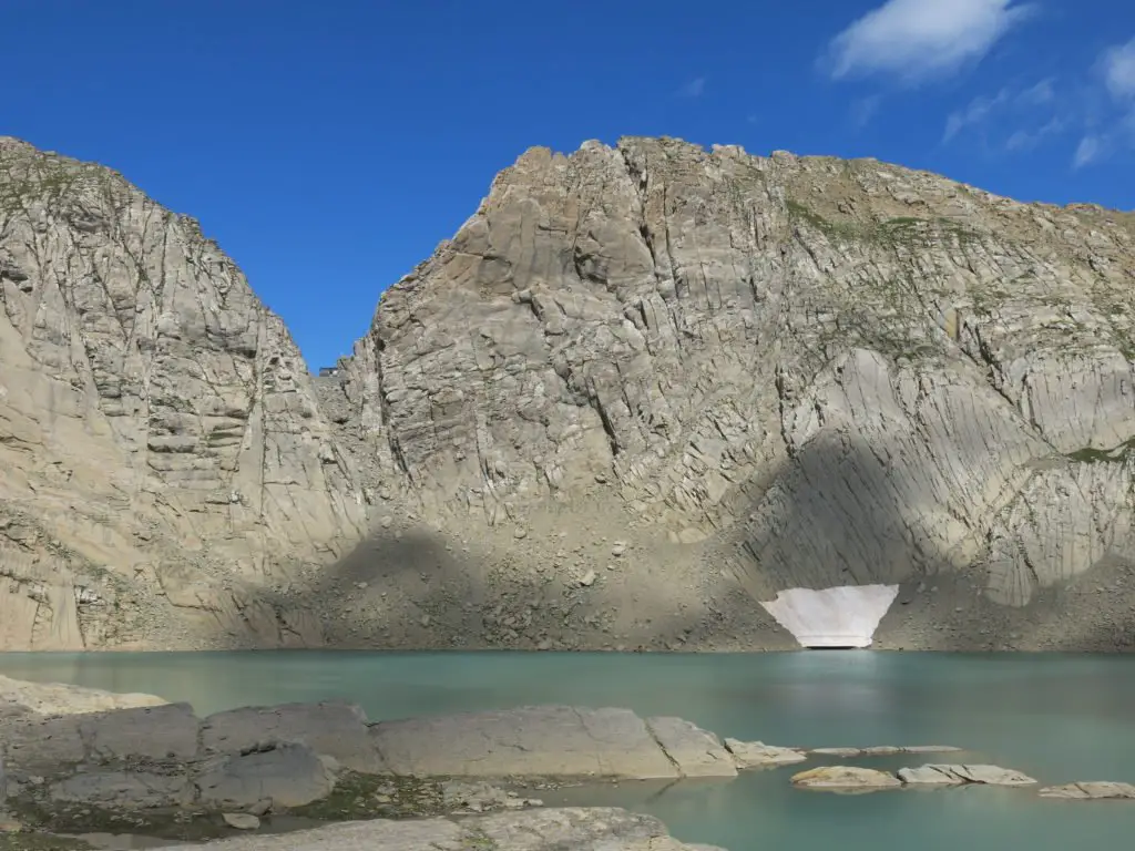 Vue sur le lac glacé au refuge de Tuquerouye 