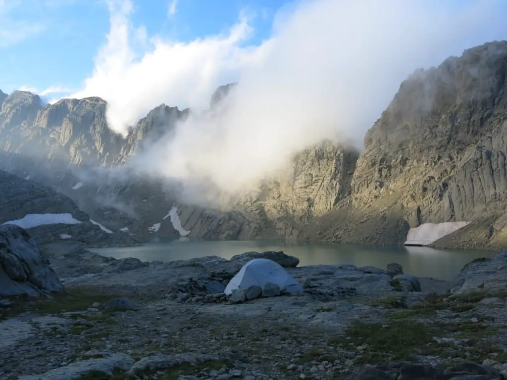 Bivouac au Lac Glacé Bouillard dans breche Tuquerouye