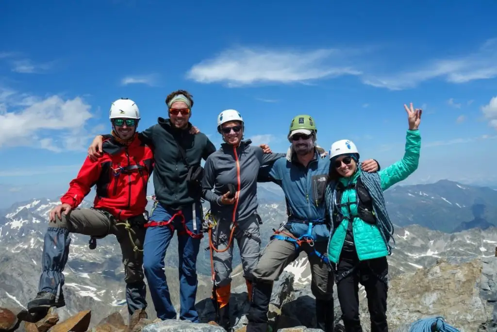 Photo du groupe Heureux au sommet de l'arête de Gaube dans le Vignemale