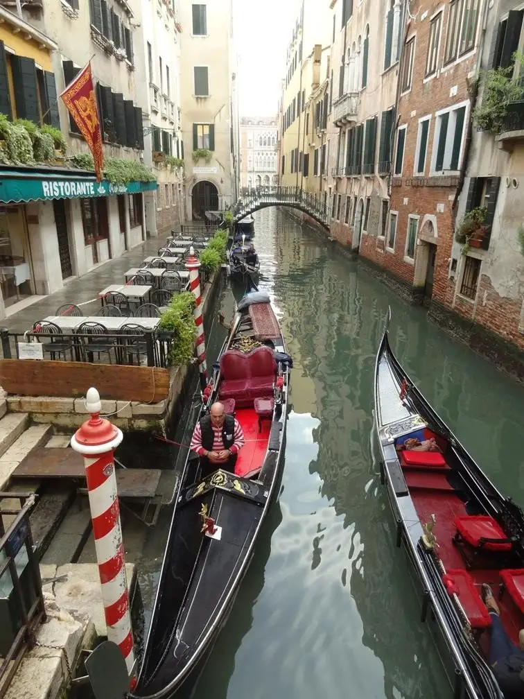 Photo typique de la ville romantique (Venise, Italie)