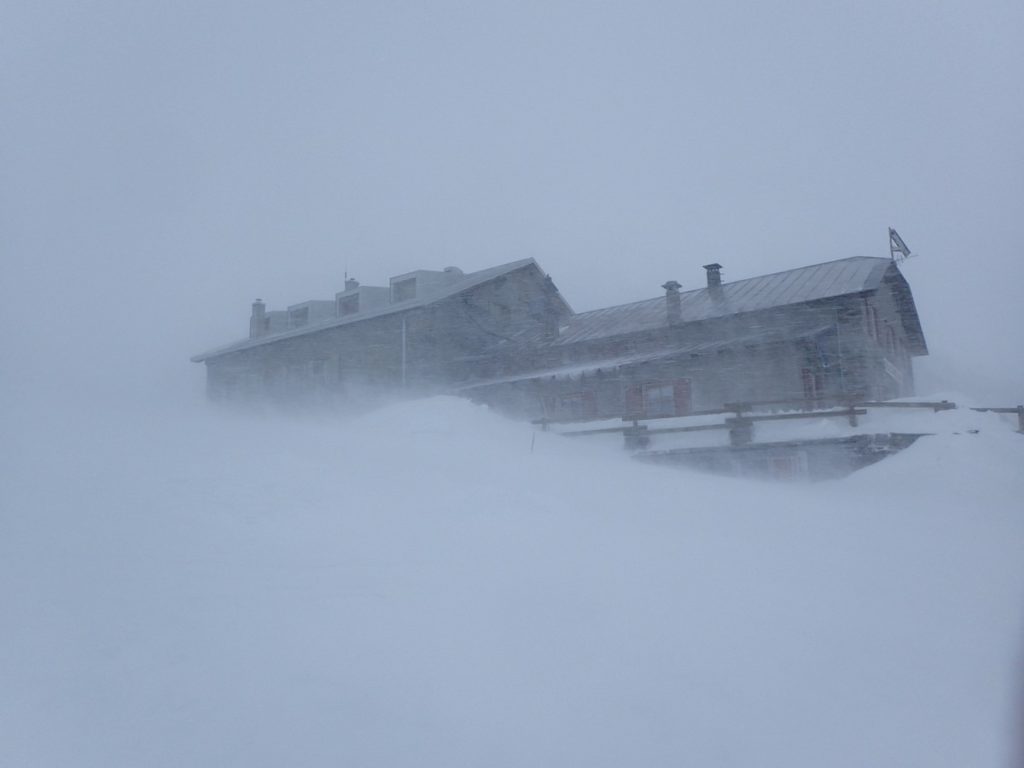 Le rifugio pizzini dans la tempête en ortles en Italie